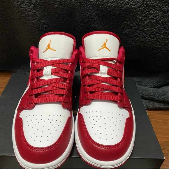 NIKE Air Jordan 1 Retro Low Basketball Shoes Mens Size 8 Cardinal Red White - Picture 3 of 5